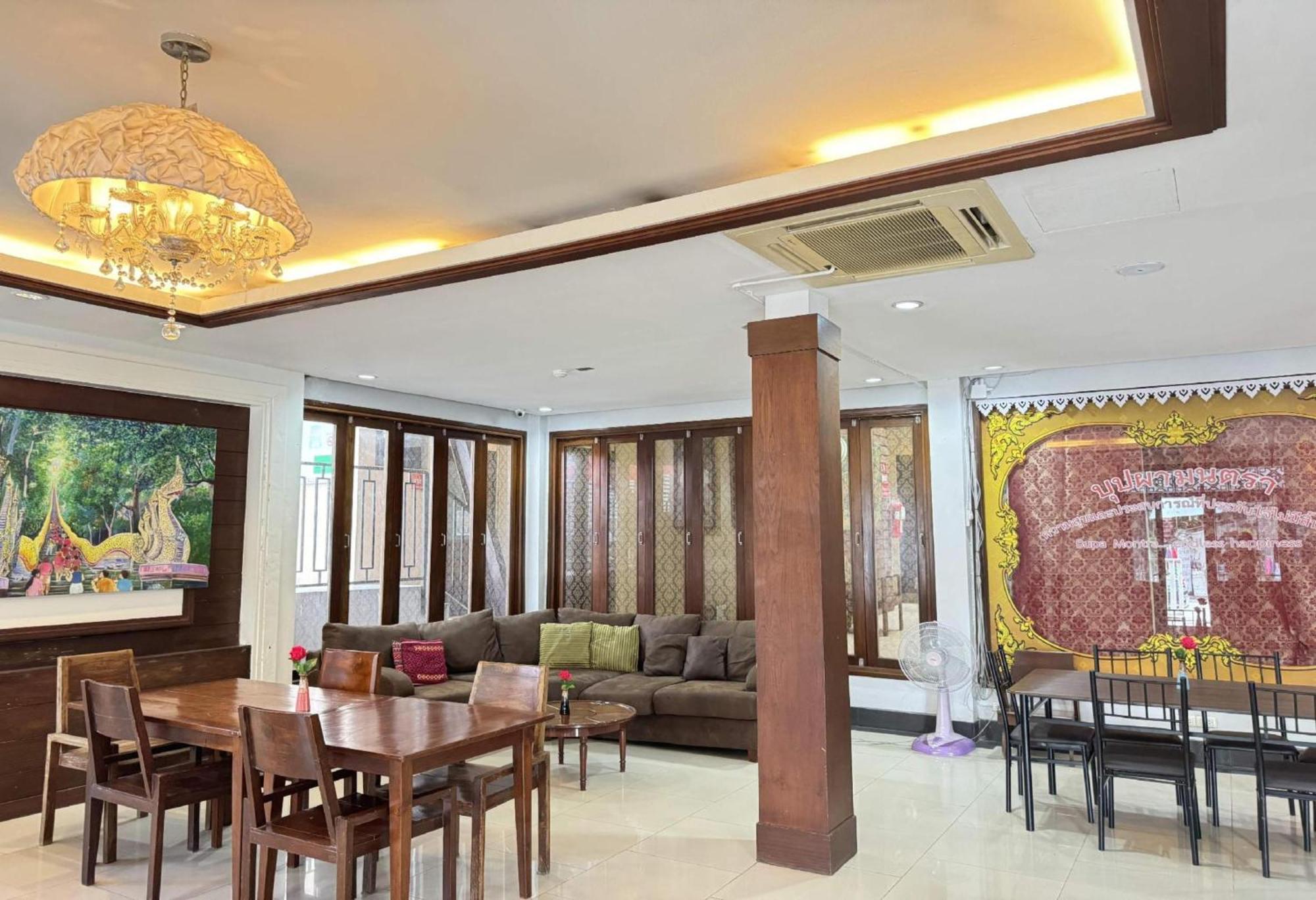 Отель Collection O Bupamontra Chiangmai Чиангмай Экстерьер фото