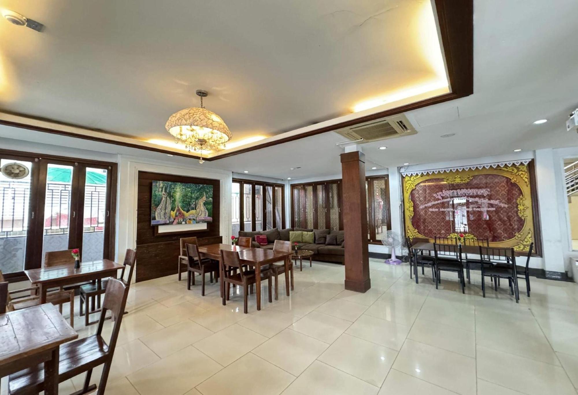 Отель Collection O Bupamontra Chiangmai Чиангмай Экстерьер фото